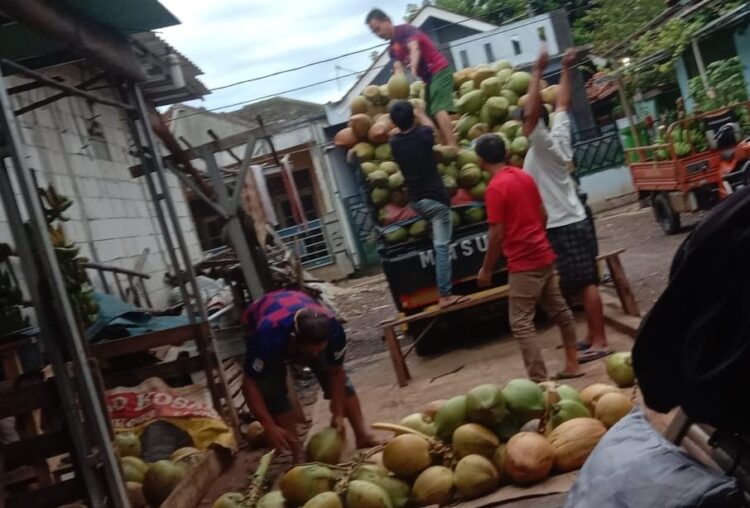 Dua Pemuda Bongkar Lapak Degan di Depan Bandara