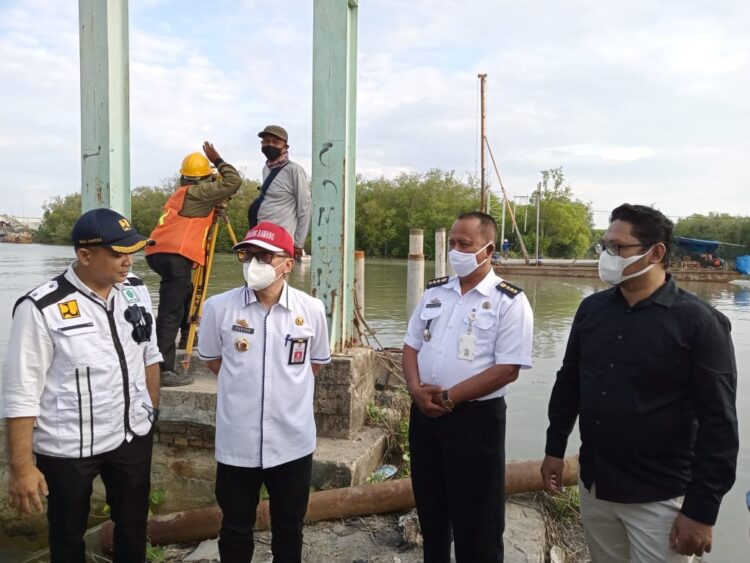 RENOVASI JEMBATAN. Kepala Dinas Pekerjaan Umum dan Perumahan Rakyat Kabupaten Tulangbawang M Puncak Stiawan, didampingi Kabid Bina Marga K Heriyansyah, meninjau progres pembangunan jembatan gantung Sungai Burung, Kecamatan Denteteladas, Tulangbawang, Rabu (7/7). Renovasi jembatan yang telah berusia 10 tahun itu menelan anggaran Rp1,1 miliar dari Anggaran Pendapatan Belanja Daerah Kabupaten Tulangbawang.
LAMPUNG POST/FERDI IRWANDA