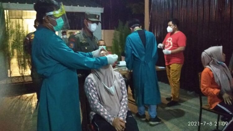 SWAB ANTIGEN PENGUNJUNG KAFE. Tim Satgas Covid-19 Pringsewu melakukan uji swab antigen kepada pengunjung kafe di Jalan Jenderal A Yani dan Sidoharjo, Pringsewu, Kamis (8/7). Dua dari 10 orang yang terjaring operasi yustisi tersebut dinyatakan positif setelah dilakukan tes swab antigen, sisanya reaktif, dan sebagian nonreaktif.
LAMPUNG POST/WIDODO