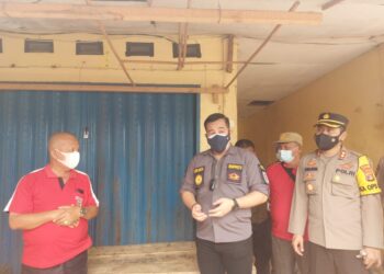 Bupati Pesawaran Dendi Ramadhona berbincang dengan pedagang di pasar seraya menyosialisasikan kebijakan Pemkab yang akan mengatur jadwal operasional pasar tradisional.