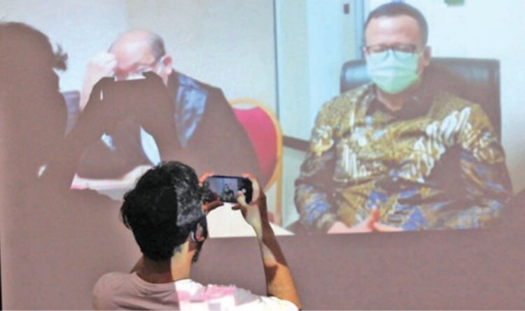 EDHY PRABOWO DIVONIS 5 TAHUN. Jurnalis merekam sidang pembacaan vonis bagi terdakwa mantan Menteri Kelautan dan Perikanan Edhy
Prabowo yang digelar secara virtual dari Pengadilan Tipikor, di Gedung Merah Putih KPK, Jakarta, Kamis (15/7). Majelis Hakim memvonis Edhy
Prabowo dengan hukuman lima tahun penjara dan denda Rp400 juta subsider 6 bulan kurungan.ANTARA/RENO ESNIR