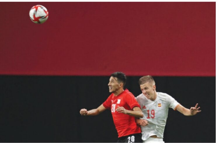 MESIR VS SPANYOL
Ahmed Fotouh (kiri) dari Mesir
berebut bola dengan penyerang
Spanyol Dani Olmo dalam
pertandingan sepak bola babak
pertama Grup C putra Olimpiade
Tokyo 2020 antara Mesir dan
Spanyol di Sapporo Dome,
Sapporo, Kamis (22/7).
n AFP/ASANO IKKO
