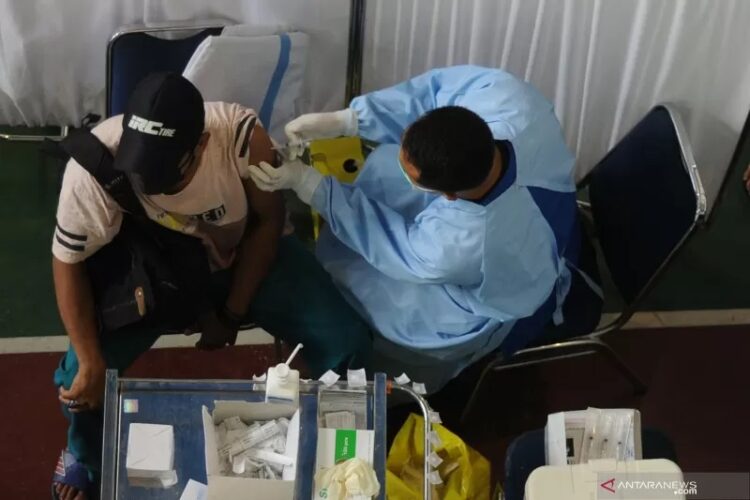 Presiden Atensi Vaksinasi Dua Daerah di Sumatera