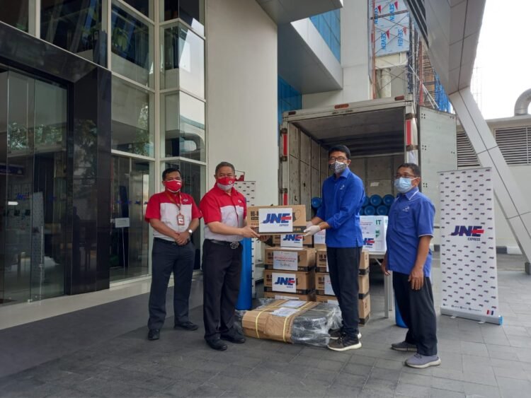 Media Group Peduli bekerja sama dengan JNE Express menyalurkan bantuan tabung beserta oksigen, alat pelindung diri (APD), dan kasur lipat ke beberapa rumah sakit yang berada di Jakarta, Bandung, Semarang, Kebumen, dan Yogyakarta.