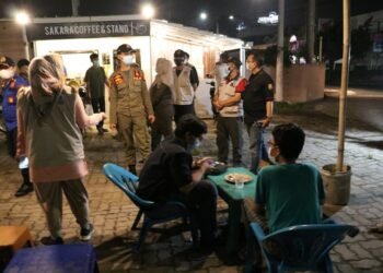 Penertiban jam operasional mal dan tempat makan di Bandar Lampung. (LAMPUNG POST/SUKISNO)