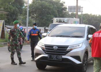 Satgas Covid-19 Kota Bandar Lampung tengah menghentikan mobil pelat luar Lampung untuk diperiksa persyaratan perjalanan di posko penyekatan di depan Mapolsek Sukarame, Bandar Lampung, Jumat (9/7). Pemerintah Pusat mengumumkan pemberlakuan pembatasan kegiatan masyarakat (PPKM) darurat di luar Pulau Jawa-Bali, ada 15 daerah kabupaten/kota, termasuk Bandar Lampung dan Metro yang akan mulai diberlakukan Senin (12/7).
(LAMPUNG POST/SUKISNO)