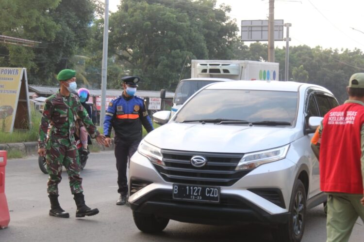 Satgas Covid-19 Kota Bandar Lampung tengah menghentikan mobil pelat luar Lampung untuk diperiksa persyaratan perjalanan di posko penyekatan di depan Mapolsek Sukarame, Bandar Lampung, Jumat (9/7). Pemerintah Pusat mengumumkan pemberlakuan pembatasan kegiatan masyarakat (PPKM) darurat di luar Pulau Jawa-Bali, ada 15 daerah kabupaten/kota, termasuk Bandar Lampung dan Metro yang akan mulai diberlakukan Senin (12/7).
(LAMPUNG POST/SUKISNO)
