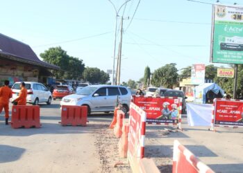 Petugas Gugus Tugas Covid-19 Kota Bandar Lampung mengarahkan kendaraan yang keluar dari pintu tol Kota Baru ke arah Jalan Airan Raya, Jatiagung, Lampung Selatan, beberapa waktu lalu.
(LAMPUNG POST/SUKISNO)