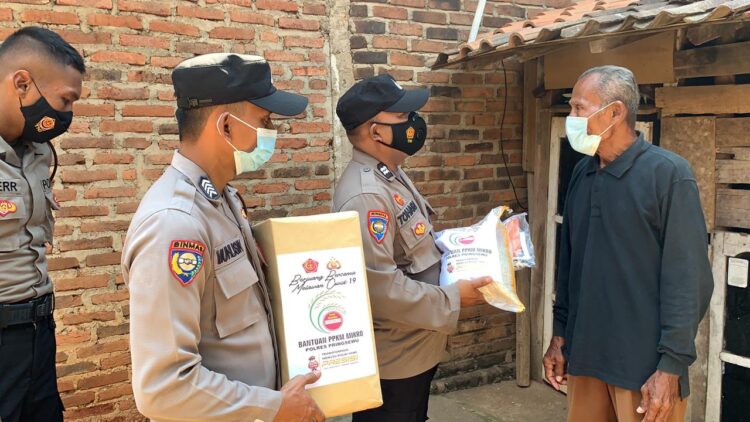 BANSOS DAMPAK COVID-19. Anggota Polres Pringsewu memberikan bantuan sosial kepada masyarakat kurang mampu dan terdampak Covid-19 di Pringsewu, Senin (26/7). Pemerintah Provinsi Lampung bersama pemerintah kabupaten/kota dan TNI/Polri dituntut lebih mengencangkan sinergi dalam penanganan pandemi Covid-19 di Bumi Ruwa Jurai.
ISTIMEWA