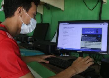 Seorang pelamar sedang mengakses situs resmi di akun SSCASN 2021 di warung internet Sukarame, Bandar Lampung, Kamis (1/7).  (LAMPUNG POST/SUKISNO)