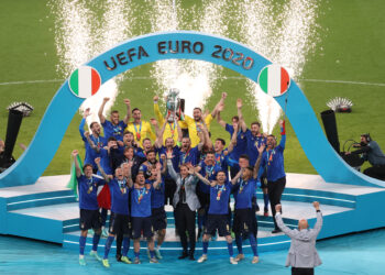 Italy's defender Giorgio Chiellini raises the European Championship trophy during the presentation after Italy won the UEFA EURO 2020 final football match between Italy and England at the Wembley Stadium in London on July 11, 2021. (Photo by Catherine Ivill / POOL / AFP)