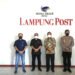 KUNJUNGAN PT PUSRI PALEMBANG. Direktur Utama PT Pupuk Sriwidjaja Palembang, Tri Wahyudi (dua kanan) bersama Kabid Humas Polda Lampung Kombes Pandra Arsyad (kanan) saat berkunjung ke Lampung Post diterima langsung Pemimpin Redaksi Lampung Post Iskandar Zulkarnain (dua kiri) dan Pemimpin Perusahaan PT Masa Kini Mandiri/Lampung Post Riza Mauluddin (kiri), Kamis (29/7).
LAMPUNG POST/SALDA ANDALA