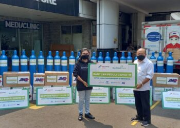 DK Media Group bersama Benihbaik.com menerima bantuan puluhan tabung oksigen dan sejumlah kebutuhan untuk penanganan pandemi Covid-19 dari Pertamina Retail. (Dok)