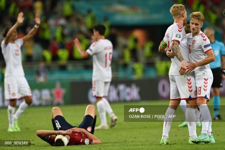 Pemain Denmark merayakan kemenangan atas Republik Ceko. (AFP/Ozan Kose)