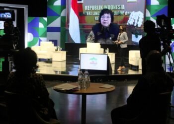 PEMBUKAAN GREEN SUMMIT 2021: Menteri Lingkungan Hiduo dan Kehutanan (LHK) Siti Nurbaya memberikan sambutan pada pembukaan acara Green Summit 2021 secara Virtual di Greend Studio Mentro TV, Komplek Mwdia Group, Jakarta, Senin (26/7). Media Group News menyelenggarakan Indonesia Green Summit 2021 yang akan berlangsunh dari tanggal 26-27 Juli 2021, guna membedah beragam masalah perubahan iklim. Salah satu isu yang dibahas adalah energi bersih untuk masa depan dan mengelola sampah menjadi berkah. Acara Indonesia Green Summit 2021 akan digelar dalam 6 sesi. MI/ Moh Irfan
