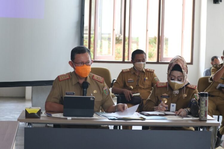 Sekretaris Daerah Provinsi Lampung saat konsolidasi bersama pimpinan perusahaan distributor oksigen medis di Mahan Agung, Senin, 26 Juli 2021.