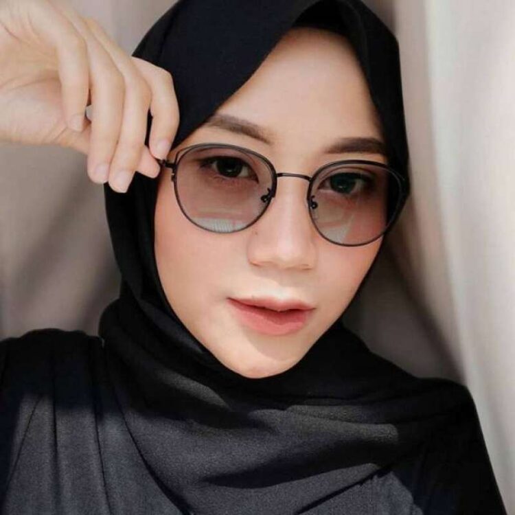 Kacamata rabun yang keren dan modis dipakai. (DOK)