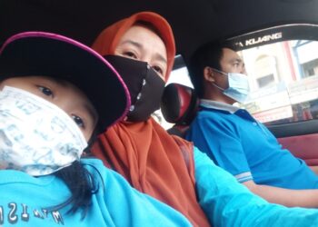 Tetap pakai masker meskipun berada di dalam mobil tertutup karena partikel virus amat kecil yang memungkinkan masuk. (DOK.LAMPUNG POST)
