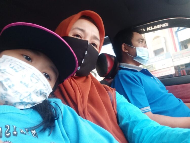 Tetap pakai masker meskipun berada di dalam mobil tertutup karena partikel virus amat kecil yang memungkinkan masuk. (DOK.LAMPUNG POST)