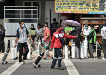 Warga membawa tabung oksigen usai melakukan pengisian ulang oksigen medis yang dibagikan secara gratis di kawasan Manggarai, Jakarta. (MI/Andri Widiyanto)