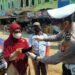 Petugas gabungan Penanggulangan Covid-19 di Posko PPKM Pasar Sarinongko Pringsewu membagikan masker dan hand sanitizer kepada warga yang beraktifitas di pasar Induk Pringsewu, Kamis (29/7).