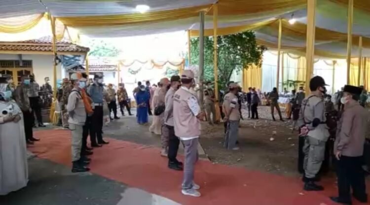 Tampak tim satgas Covid-19 Lampung Utara membubarkan acara hajatan khitanan di rumah warga Kelurahan Tajung Harapan, Kotabumi setempat, Minggu (11/7/2021). Dok Polres