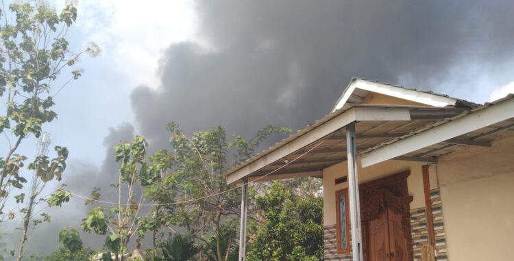 Kebakaran akibat tangki solar meledak di daerah Telukbetung Timur. (Istimewa)