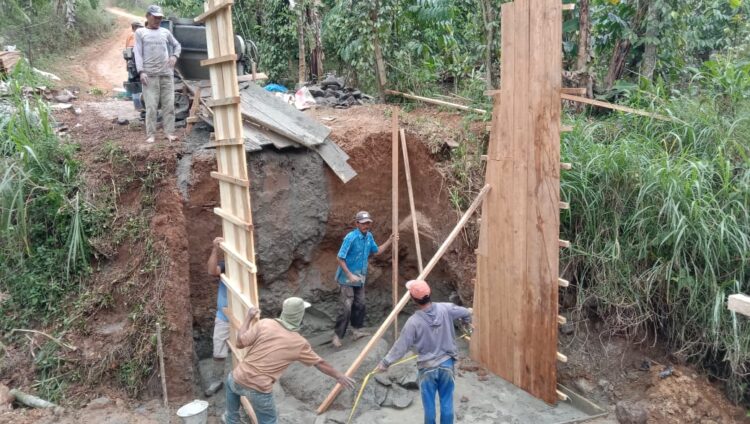 Jembatan Untuk Petani Rampung 50 Persen