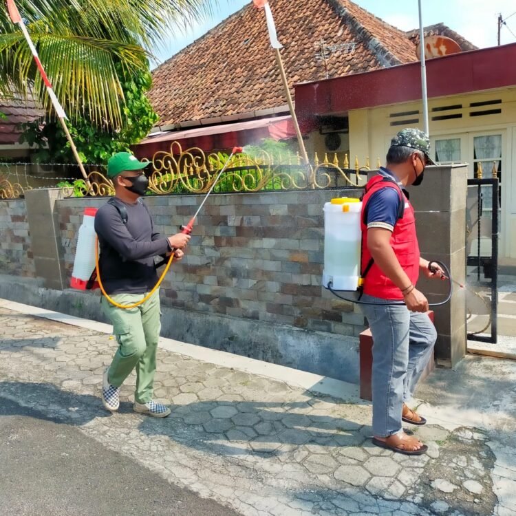 Satuan tugas penanganan Covid-19 Kota Bandar Lampung melakukan pencegahan penyebaran Covid-19 dengan cara menyemprotkan disinfektan di permukiman warga di Kota Bandar Lampung.
ISTIMEWA