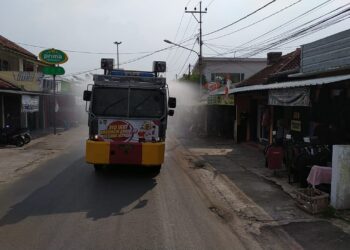 Polres Metro Semprot Disinfektan di Tiga Kelurahan