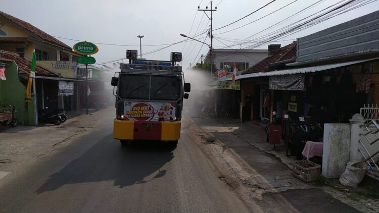 Polres Metro Semprot Disinfektan di Tiga Kelurahan