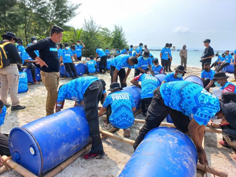 FPU Garuda Bhayangkara Polri Berlatih Merakit Jembatan Apung. Lampung Post/ Salda Andala