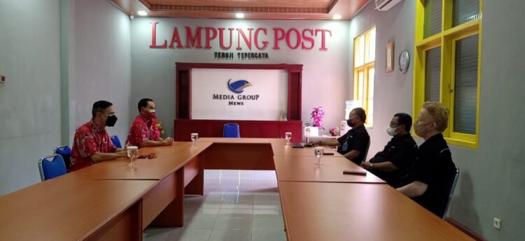 Ketua PSMTI Lampung Christian Chandra saat mengunjungi kantor Lampung Post, Kamis (12/8).