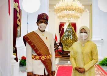 Presiden Joko Widodo bersama Ibu Negara Iriana Joko Widodo mengenakan busana adat Lampung saat upacara peringatan Detik-Detik Proklamasi Kemerdekaan 1945 di Istana Merdeka, Jakarta, Selasa (17/8). (BIRO PERS SETPRES)