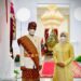 Presiden Joko Widodo bersama Ibu Negara Iriana Joko Widodo mengenakan busana adat Lampung saat upacara peringatan Detik-Detik Proklamasi Kemerdekaan 1945 di Istana Merdeka, Jakarta, Selasa (17/8). (BIRO PERS SETPRES)