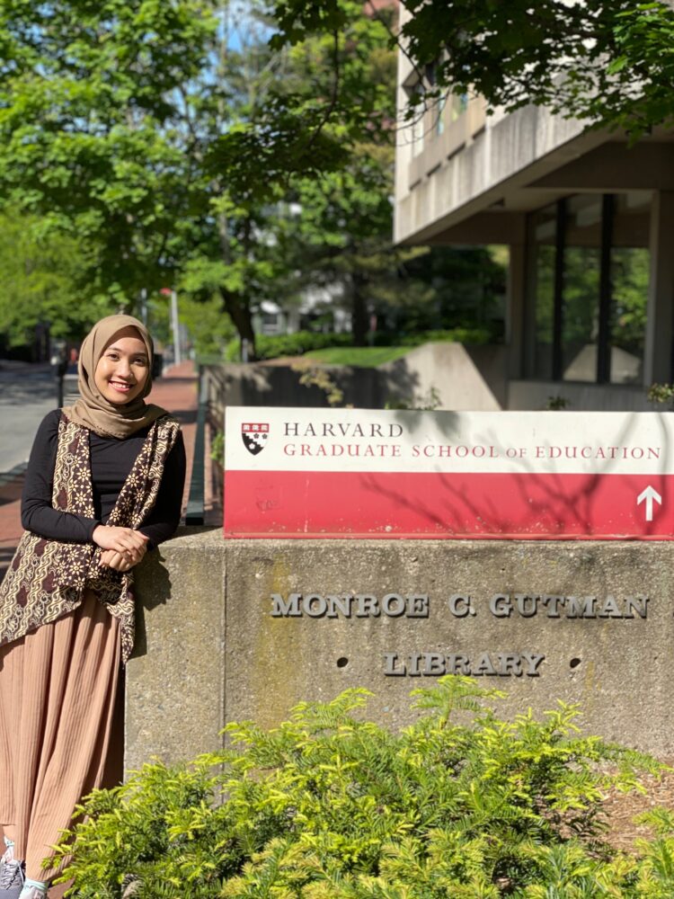 Perempuan asal Bandar Lampung, Indah Shafira Zata Dini,menjadi salah satu lulusan terbaik Prodi Magister International Education Policy Harvard University, Amerika Serikat, pada 2020 lalu.
