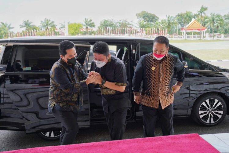 ERICK THOHIR HADIRI TAKZIAH. Menteri BUMN, Erick Thohir (kiri) menyalami Gubernur Sumatera Selatan, Herman Deru Gubernur Lampung bersama Arinal Djunaidi saat keduanya bertakziah ke kediaman keluarga Gubernur Sumatera Selatan, Herman Deru di Palembang, Sumsel, Kamis (26/8).
(ISTIMEWA)