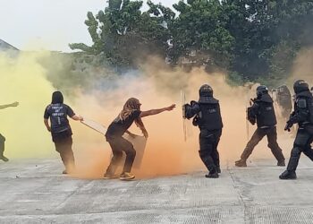 LATIHAN PRAPENUGASAN. Personel Polri melaksanakan Latihan Prapenugasan (Latpragas) FPU 3 Minusca (United Nation Mission Integrated Multidimensional Stabilization in Central African Republic) latihan menghadapi teror senjata api, ledakan bom, dan demonstran di Pusdiklat Lantas Polri di Kawasan Serpong, Tangerang Selatan (Tangsel), Sabtu (21/8).
ISTIMEWA