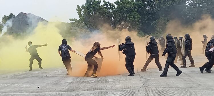 LATIHAN PRAPENUGASAN. Personel Polri melaksanakan Latihan Prapenugasan (Latpragas) FPU 3 Minusca (United Nation Mission Integrated Multidimensional Stabilization in Central African Republic) latihan menghadapi teror senjata api, ledakan bom, dan demonstran di Pusdiklat Lantas Polri di Kawasan Serpong, Tangerang Selatan (Tangsel), Sabtu (21/8).
ISTIMEWA