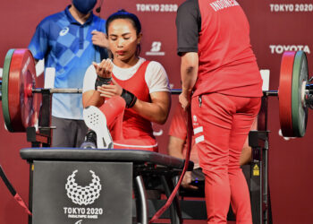 Atlet powerlifting Indonesia Ni Nengah Widiasih (tengah) usai bertanding dalam nomor powerlifting putri 41 kg Paralimpiade Tokyo 2020 di Tokyo International Forum, Jepang, Kamis (26/8/2021). Ni Nengah berhasil meraih medali perak dengan angkatan terbaik 98 kg, sementara medali emas diraih atlet asal China, Guo Lingling, dan medali perunggu diraih atlet asal Venezuela, Clara Sarahy Fuentes. (ANTARA FOTO/HO-NPC Indonesia/app/hp.)