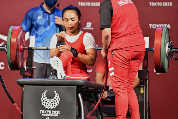 Atlet powerlifting Indonesia Ni Nengah Widiasih (tengah) usai bertanding dalam nomor powerlifting putri 41 kg Paralimpiade Tokyo 2020 di Tokyo International Forum, Jepang, Kamis (26/8/2021). Ni Nengah berhasil meraih medali perak dengan angkatan terbaik 98 kg, sementara medali emas diraih atlet asal China, Guo Lingling, dan medali perunggu diraih atlet asal Venezuela, Clara Sarahy Fuentes. (ANTARA FOTO/HO-NPC Indonesia/app/hp.)