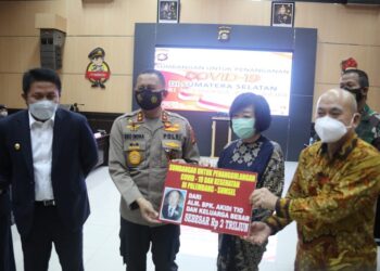 Kapolda Sumsel menerima bantuan Rp2 triliun dari keluarga Akidi Tio di Mapolda Sumsel, Senin, 26 Juli 2021. (Foto: Istimewa)