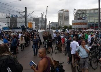Ratusan hingga ribuan warga turun ke jalanan kota Berlin, Jerman, 1 Agustus 2021, dalam memprotes kebijakan lockdown Covid-19. (PAUL ZINKEN/AFP)