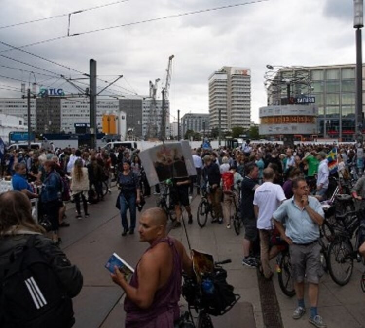Ratusan hingga ribuan warga turun ke jalanan kota Berlin, Jerman, 1 Agustus 2021, dalam memprotes kebijakan lockdown Covid-19. (PAUL ZINKEN/AFP)