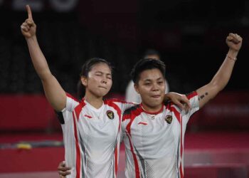 Ganda Putri Indonesia Greysia Polii/Apriyani Rahayu merebut medali emas cabor bulu tangkis di ajang Olimpiade Tokyo. (AFP PHOTO)