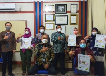 Pegadaian memberikan apresiasi berupa cinderamata logam mulia kepada 26 nakes di Kota Jambi. (ANTARA/HO/IST)