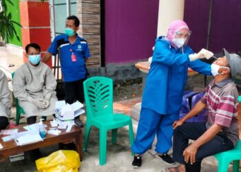 Petugas UPTD Puskesmas Rawat Inap Kecamatan Sragi, Lampung Selatan saat melakukan testing dengan cara Rapid Test Antigan terhadap pengguna jalan yang tidak disiplin protokol kesehatan ketika melintasi ruas Jalan Poros Kecamatan Sragi, Minggu 22 Agustus 2021. Armansyah