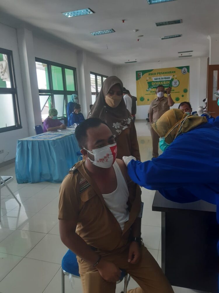 RSUD Kabupaten Pesawaran mulai melakukan vaksinasi booster merk Moderna untuk para tenaga kesehatan yang bertugas.