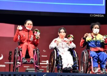 Ni Nengah WIdiasih (kiri) mempersembahkan medali pertama Indonesia di Paralimpiade Tokyo 2020 (Dok. NPC Indonesia)