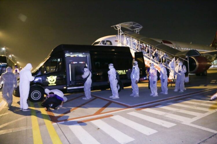 Sebanyak 129 pekerja migran Indonesia (PMI) dan awak kapal dari Taiwan mendarat di Indonesia pada Sabtu, 21 Agustus 2021, pukul 03.00 WIB. (Foto: Dok. Kemenaker)